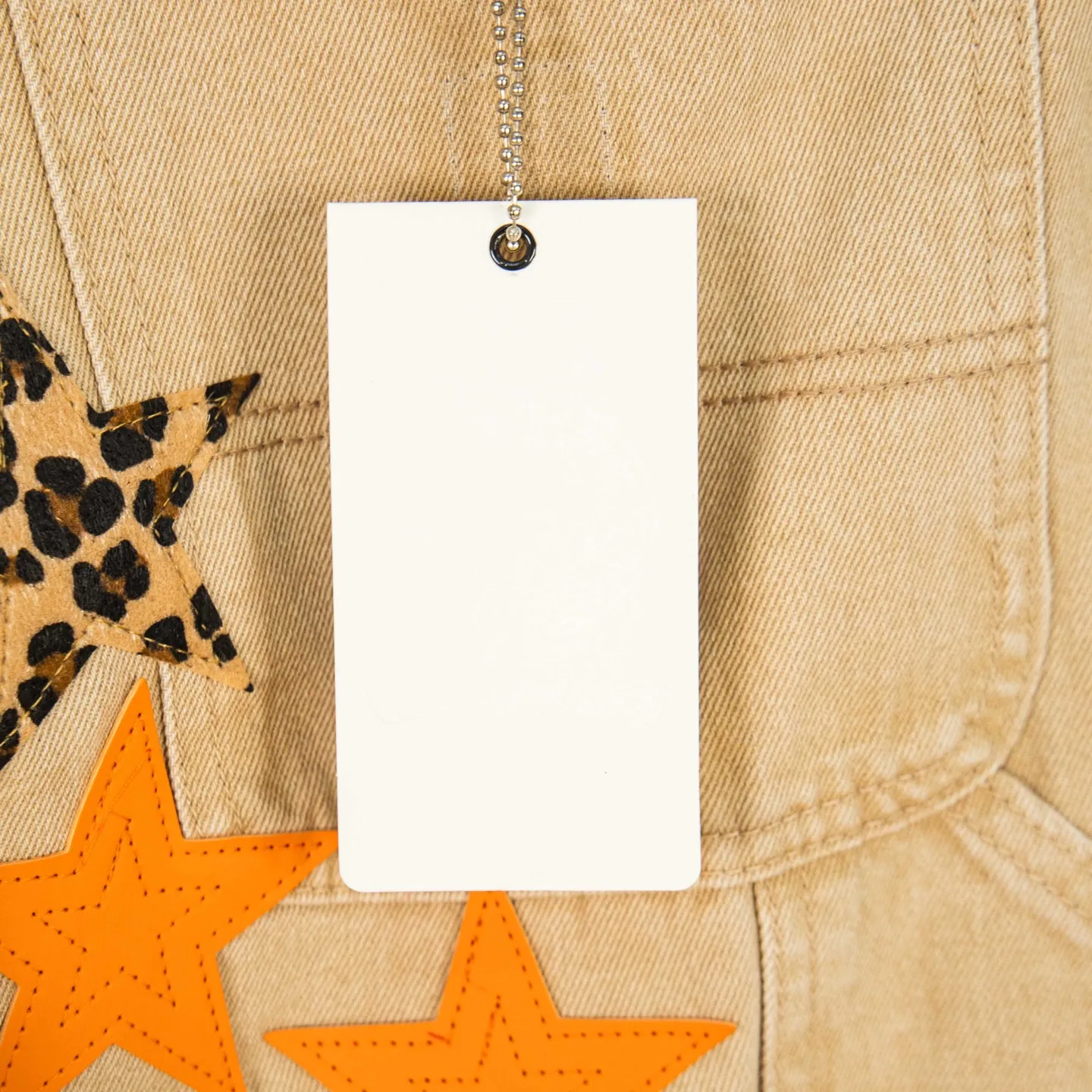 P280 Chrome Hearts khaki orange leopard print star couple jeans are a hot trend this season and are sought after by countless celebrities and fashionistas. The neat details of the cutting process add color to the playful fashion! The neat and meticulous design, and the well-fitting structure is unique. The upper body not only has outstanding recognition, but also looks younger and younger. A style with the ultimate wearing meaning and performance, gorgeous color matching, and the craftsmanship of this style is also extremely extraordinary. After the finished product is washed, it is disassembled and hand-made with sheepskin cross leather and then spliced ​​together to complete. The whole piece has too many craftsmanship to describe. It is decorated with patchwork cross flowers and high-waisted washed jeans! ! Absolutely high-end luxury product, a god-level single product, a super popular product, made with top heavy industry, a must-see magic weapon that can't be missed. Style number: 1828# Size: 30 32 34 36 Color: Khaki